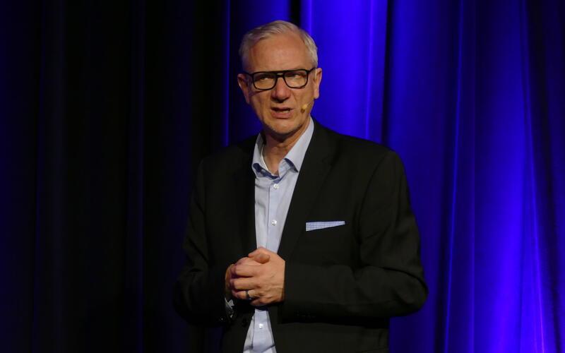 Hans Gerzlich auf der Bühne des ausverkauften Mauerwerks.GB-Foto: gb