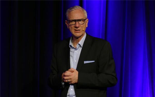 Hans Gerzlich auf der Bühne des ausverkauften Mauerwerks.GB-Foto: gb