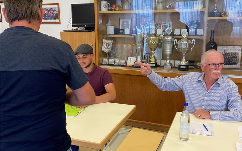Hans-Jörg Haarer (rechts) und Jan Leipersberger halfen in Kuppingen im Wahllokal in der Otto-Hahn-Straße aus. GB-Foto: gb