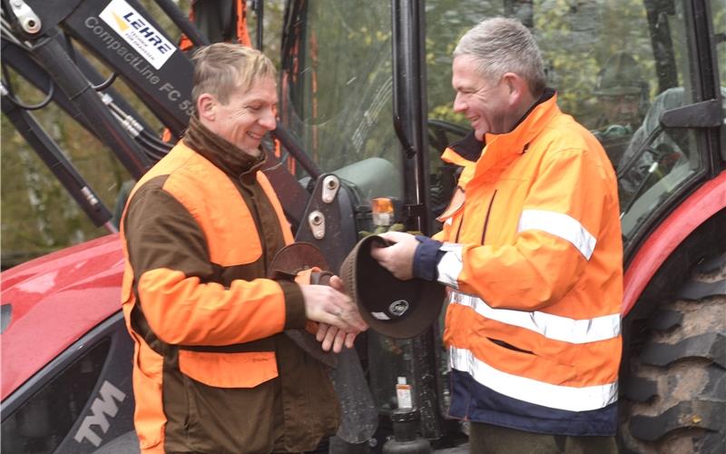 Hans Krätschmer (rechts), Mitpächter des Gültsteiner Reviers, gratuliert dem Entringer Patrick Schäberle zu seinem Jagderfolg,nachdem er ihm den Bruch, einen Fichtenzweig, an den Hut gesteckt hat. GB-Foto: Reichert