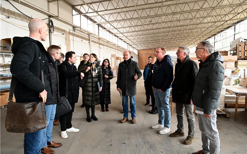 Hans, Manfred und Michael Diether (von rechts) diskutierten in der altehrwürdigen Filmdruckhalle mit Mitgliedern des Petitionsausschusses, des Landesamt für Denkmalpflege und der Stadtverwaltung. GB-Foto: Holom