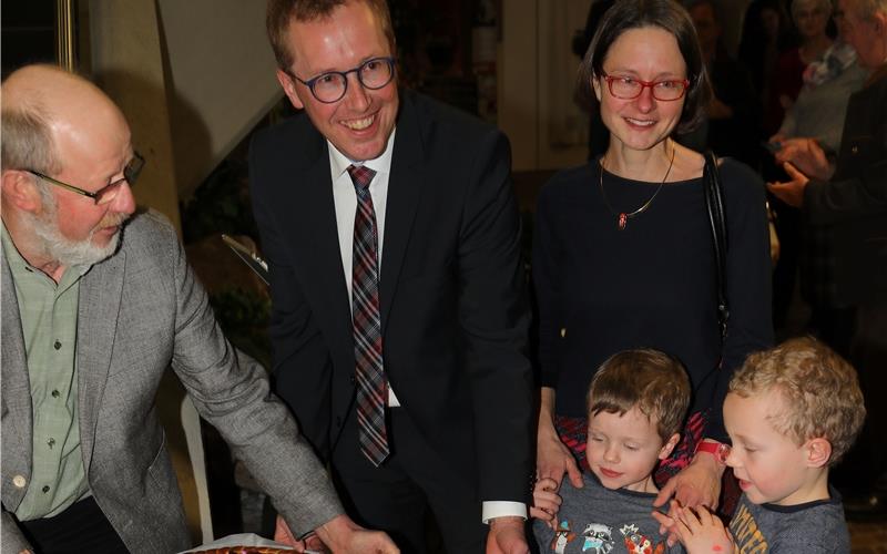 100 Prozent: Traumergebnis für den Bürgermeister Hans-Martin Ott überreichte im Namen desGemeinderatseinengebackenenRathausschlüsselGB-Foto:Priestersbach