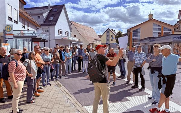 Hans Michael Burkhardt informierte im Rahmen des „Spaziergangs mit dem Bürgermeister“ über aktuelle Themen und Baumaßnahmen in Jettingen. GB-Foto: Priestersbach