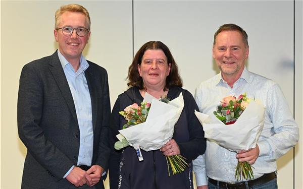 Hans Michael Burkhardt (links) verabschiedete Geschäftsführer Andreas Grünewald in den Ruhestand. Dessen Nachfolgerin wird zum 1. Januar 2026 Heidi Wolfer. GB-Foto: Reichert