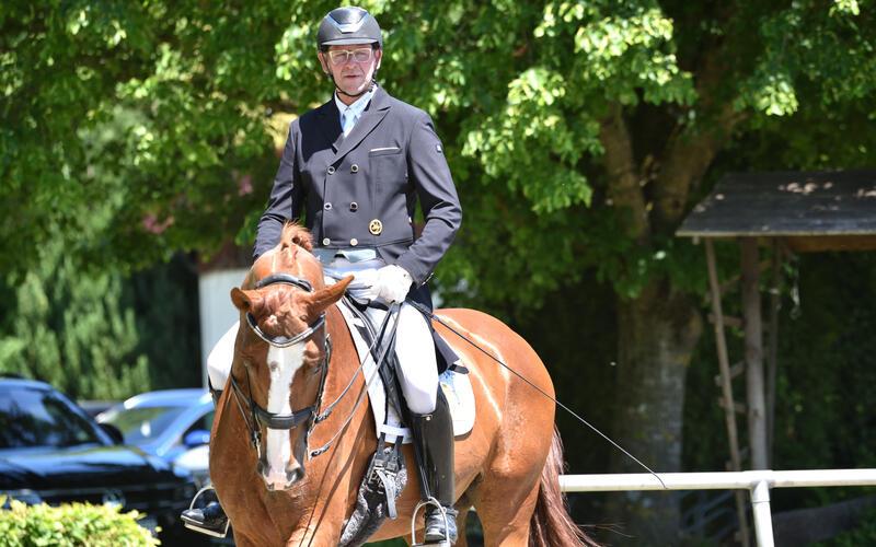 Hans-Peter Bauer hat sich mit der Rolle als Wertungsrichter ein weiteres Standbein neben der Turnierreiterei aufgebaut. GB-Foto: Häusler