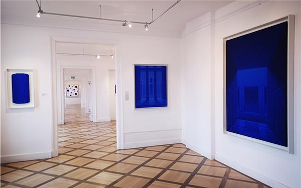 „Hans Peter Reuter – Konstruktive Romantik“ lautet der Titel der Ausstellung, die die Galerie Schlichtenmaier jetzt auf Schloss Dätzingen eröffnet hat. Dominierende Farbe: Blau. Deshalb lautet einer der Spitznamen des Künstlers „Der blaue Reuter“. GB-Foto: Schilpp