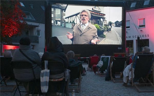 Hape Kerkeling als „Horst Schlämmer“ unterhielt die Besucher am Dienstagabend. GB-Foto: Holom