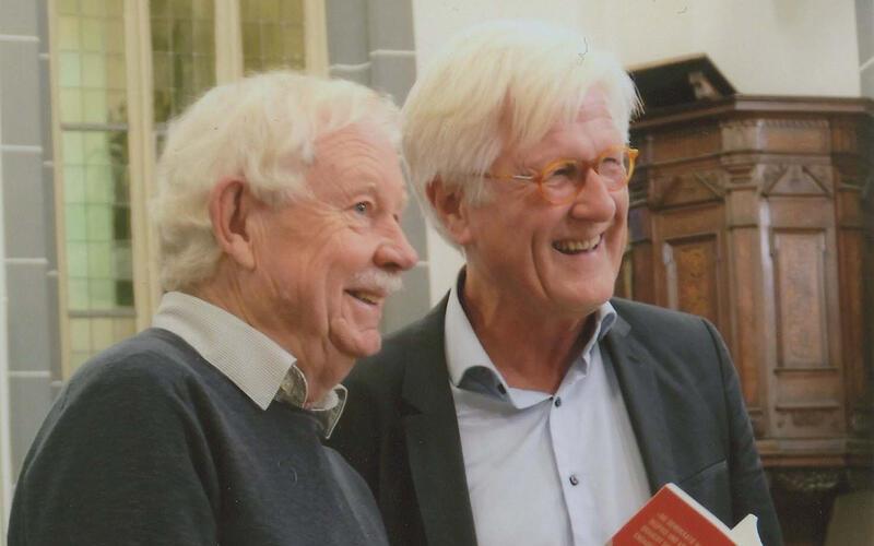 Harald Roth (links) – hier mit dem Theologen Heinrich Bedford-Strohm, der ebenfalls schon Beiträge für die Sammelbänder geschrieben hat – legt ein neues Buch zum Thema Demokratie vor. GB-Fotos: gb