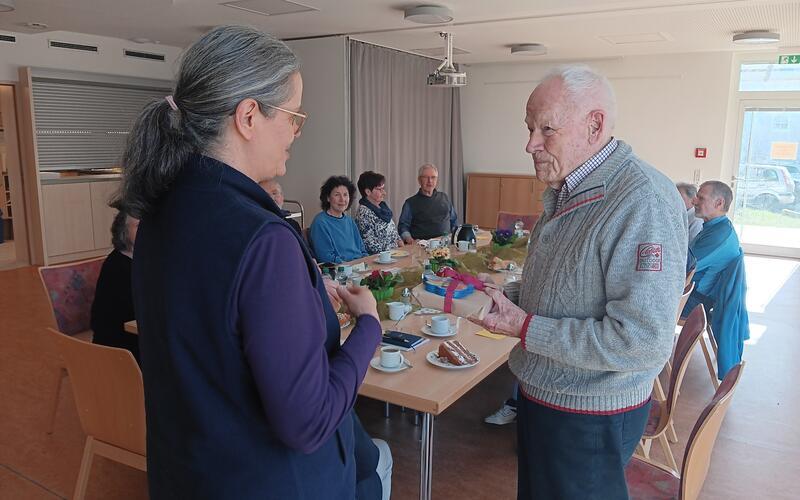 Harald Stern bekommt eine besondere Überraschung im Stephansheim bereitet: Seine Fahrergruppe von „Essen auf Rädern“ feiert ihn für 30 Jahre des ehrenamtlichen Engagements. Worte der Wertschätzung bekommt er von Michaela Ullrich, Geschäftsführerin des Diakonievereins (links). GB-Foto: gb