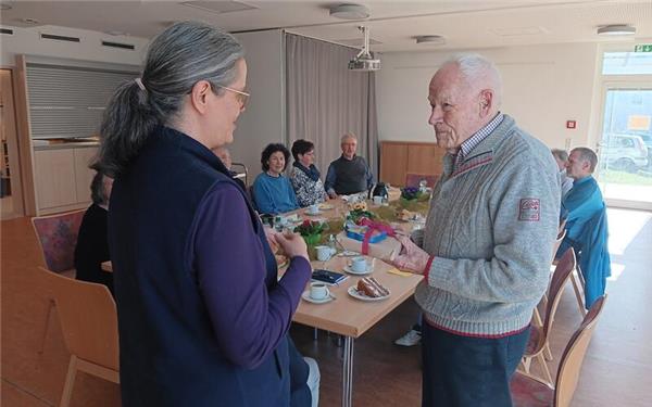 Harald Stern bekommt eine besondere Überraschung im Stephansheim bereitet: Seine Fahrergruppe von „Essen auf Rädern“ feiert ihn für 30 Jahre des ehrenamtlichen Engagements. Worte der Wertschätzung bekommt er von Michaela Ullrich, Geschäftsführerin des Diakonievereins (links). GB-Foto: gb
