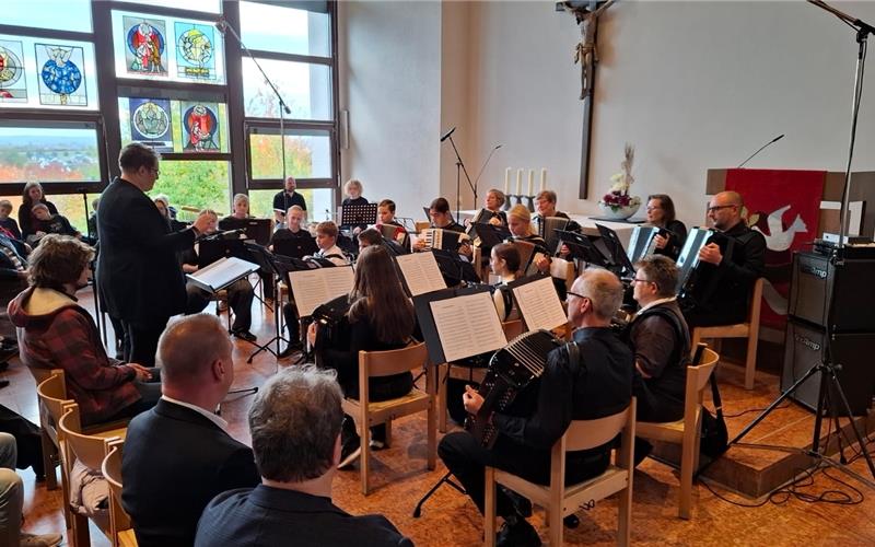 Harmonika-Spielring gratuliert beim „Konzert unterm Kirchdach“.GB-Foto: gb