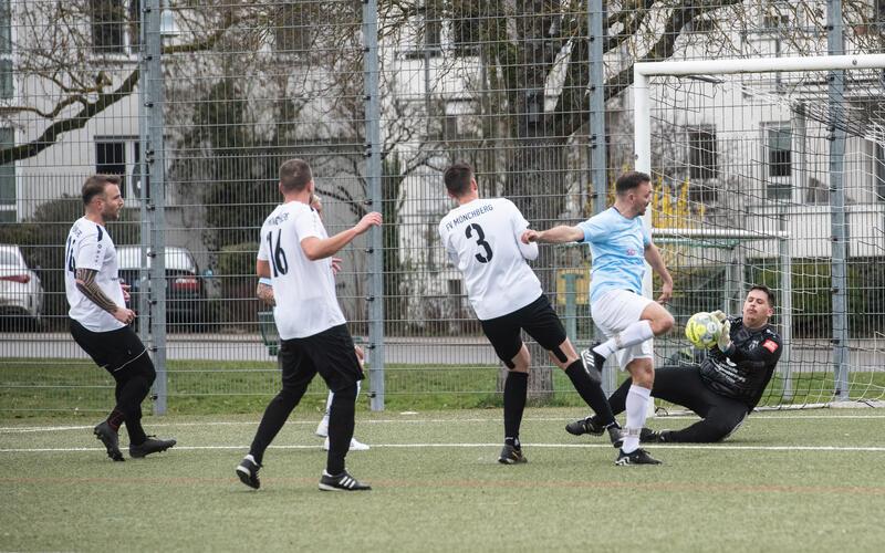 Hart erkämpfter Punkt: Mönchbergs Keeper Sami Manaf (rechts) wehrt den Schussversuch von Bondorfs Marco Dogan ab. GB-Foto: Schmidt