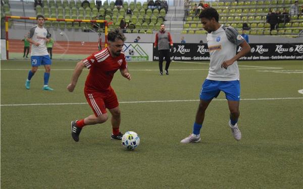 Harun Güney (links) unterlag mit dem Türk. SV Herrenberg dem späteren Turniersieger FC Denzlingen knapp mit 0:1.