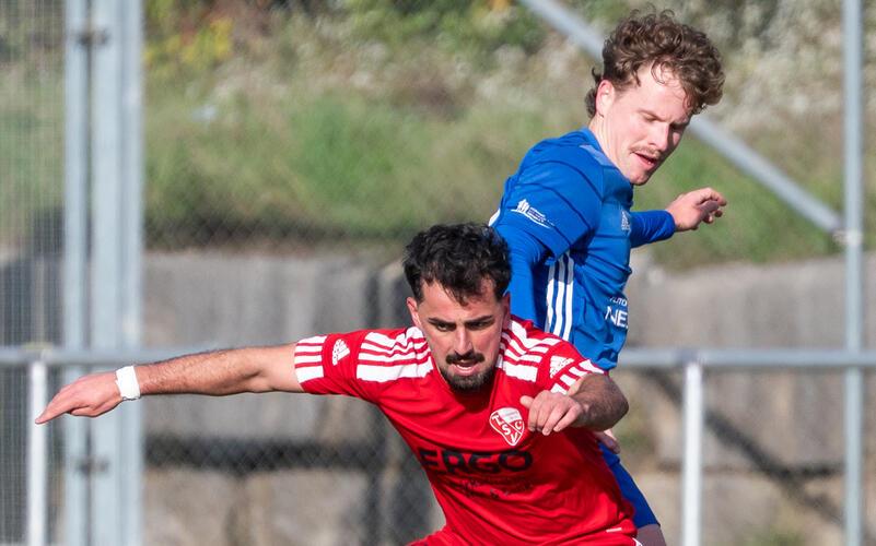 Harun Güney (vorne) geht als Spielertrainer auf dem Feld voran. GB-Foto: Vecsey
