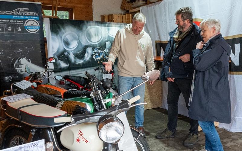Haslach, Dorfkult(o)urtage (von links): Reinhard Kopp mit seinen Oldtimer-Motorrädern, Raoul und Barbara von Schmettow. GB-Foto: Vecsey