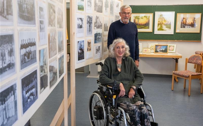 „Haslach damals und heute“: Barbara und Wolfgang Pihan bei der Ausstellung zu den Dorfkult(o)urtagen. GB-Foto: Vecsey