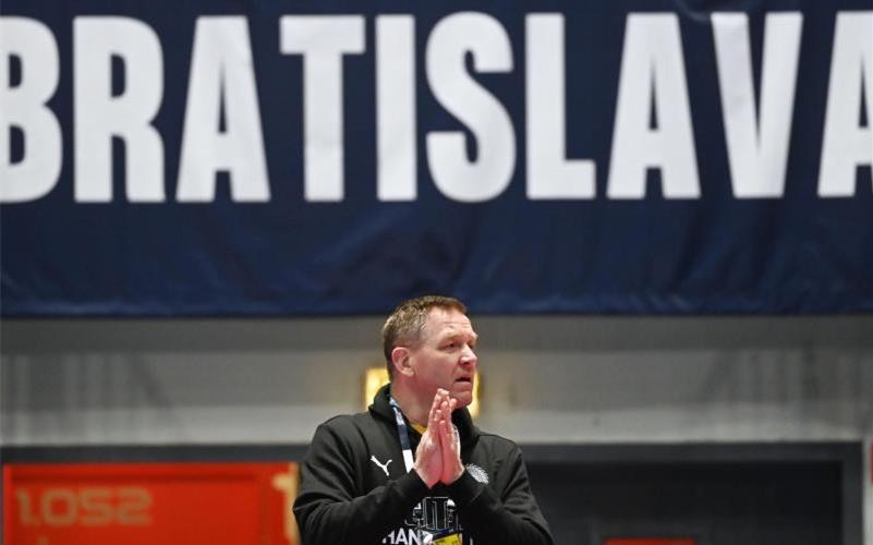 Hat drei weitere Spieler für den EM-Kader der deutschen Handballer nachnominiert: Cheftrainer Alfred Gislason. Foto: Marijan Murat/dpa
