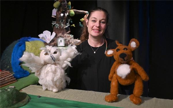Hat ein Händchen für Figurentheater: Lisa Hoffmann bei ihrer Premiere am Sonntag. GB-Foto: Holom