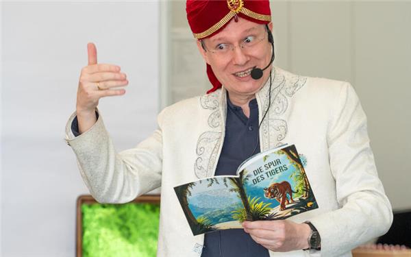 Hatte bei der Lesung den Hut oder eher Turban auf: Autor Tino. GB-Foto: Vecsey