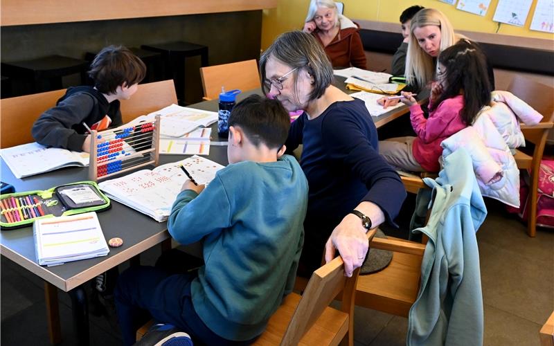 Hausaufgabenbetreuung: Das Team sorgt für mehr Chancengleichheit bei der Bildung.GB-Foto: Holom