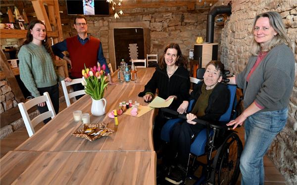 Hausgast Bernd Oberdorfer (im Rollstuhl) genießt die familiäre Betreuung im „Scheunentreff“. Das Betreuungsteam (von rechts): Nicole Schildknecht, Malin Jäger, Günther Schildknecht und Dilara Schildknecht.GB-Foto: Holom