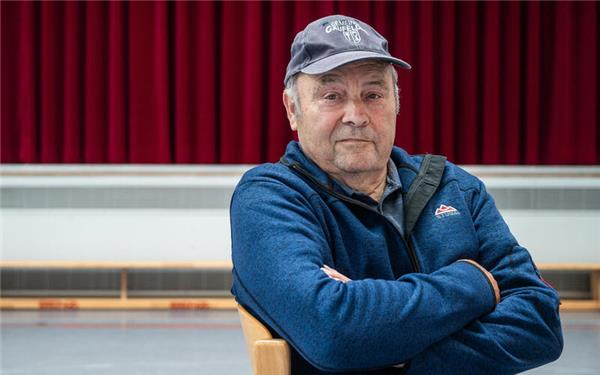 Hausmeister Reinhold Keller wird in den Ruhestand verabschiedet. Die Bürgerhalle Tailfingen kennt er in und auswendig. GB-Foto: Schmidt