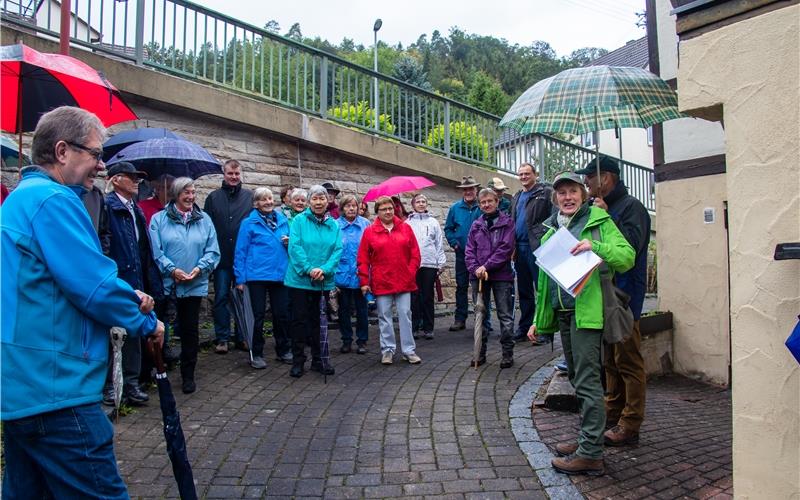 Heide Dittus machte mit den Teilnehmern auch im Bereich „Im Pflaster“ Station GB-Foto: Geisel