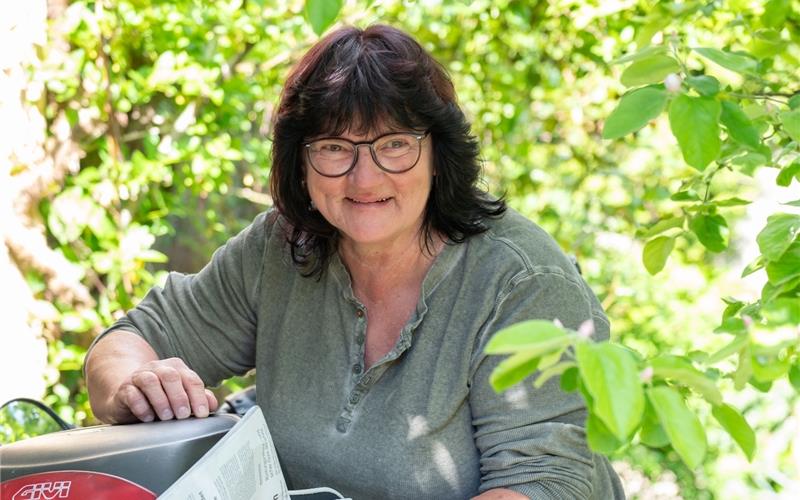 Heike Heinrich, seit 40 Jahren „Gäubote“-Austrägerin, hat am Rand des Schlossbergs schon so manches Abenteuer erlebt. GB-Foto: Vecsey