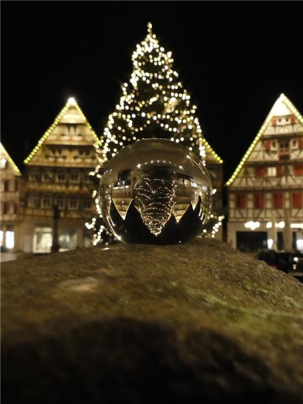 HeikeTeucher  wirft auf dem Herrenberger Marktplatz einen Ein Blick durch die Gl...