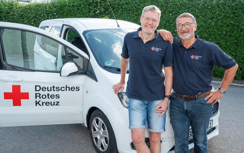 Heiko Bahr (links) und Peter Resch sind federführend für das Oberjesinger Bürgermobil zuständig. GB-Foto: Vecsey