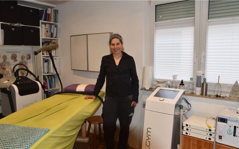 Heilpraktikerin und Radprofi: Lisa Brandau in ihrem Behandlungsraum. GB-Foto: Reichert