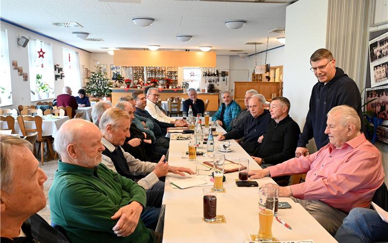 Heimspiel: Matthias Schöck (Zweiter von rechts) beim Stammtisch der Fußball-Senioren in Hildrizhausen. GB-Foto: Holom