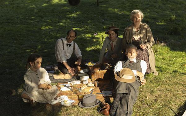 Heimsuchung: Der Tuchfabrikant genießt mit seiner Familie die Idylle am See. Foto: Studiocanal/Ziegler Film