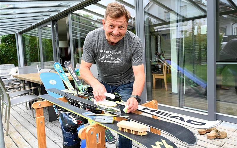 Heimwerker: Der Herrenberger Skiabteilung-Leiter Gerald Weber wachst und pflegt seine Bretter noch zu Hause. GB-Foto: Holom