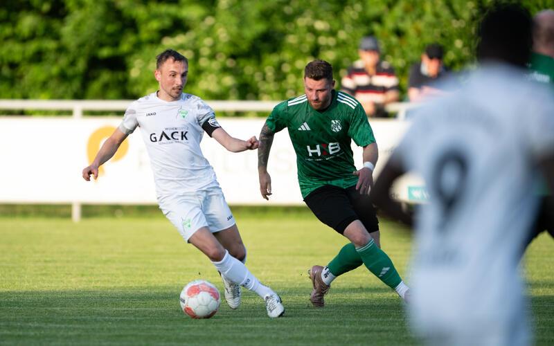 Heinrich Vegelin (links/ hier gegen Deckenpfronns Timo Schwarz) gehört zu jenen Spielern, die beim VfL Herrenberg in der neuen Saison mehr Verantwortung übernehmen sollen. GB-Foto: Eibner/Ulmer