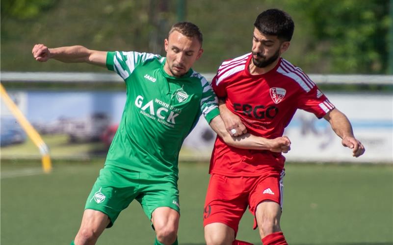 Heinrich Vegelin (links) spielt bislang beim VfL Herrenberg als Innenverteidiger eine starke Hinrunde. GB-Foto: Vecsey
