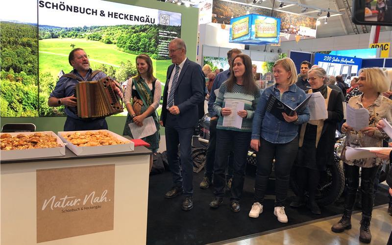 Heinz Bäder mit steierischer Harmonika und Mitarbeiter des Böblinger Landratsamts als Chor unterhielten Besucher. GB-Fotos: Dürr