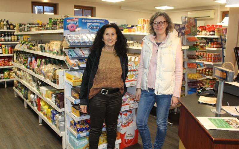 Heißen wieder Kundschaft willkommen: Sabine Kircher (links) und Eva-Maria Öfner im Dorfladen. GB-Foto: Baum
