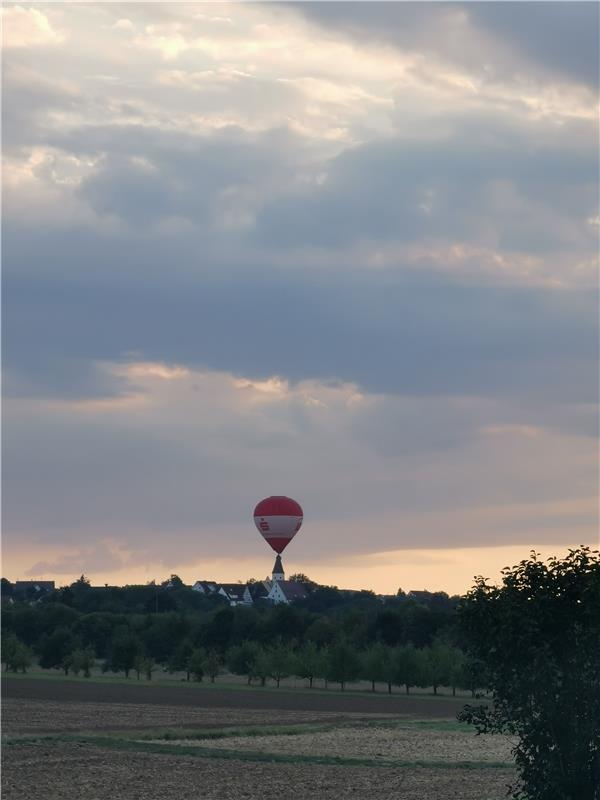 Heißluftballon über der evangelischen Kirchengemeinde in Tailfingen. Von Simone ...