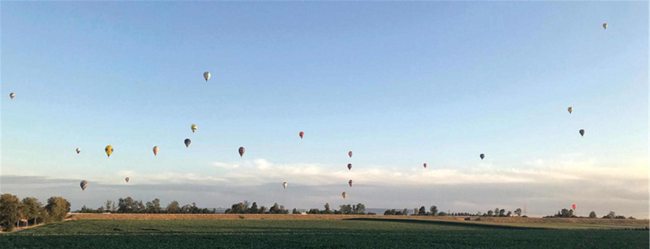 Heißluftballons vom 6. Horber Neckar-Balloncup 2023 auf dem Weg von Poltringen n...