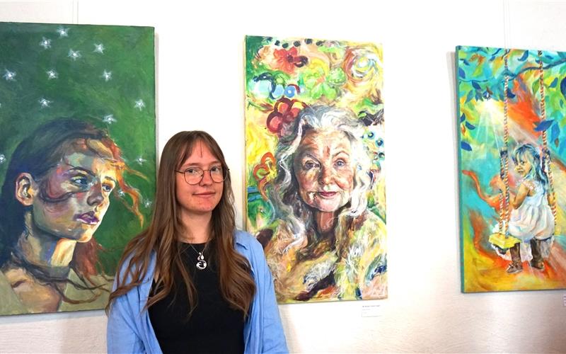 Helene Bühler hat drei Generationen gemalt: Das Kind und die Oma sind bestens gelaunt GB-Foto: Straub