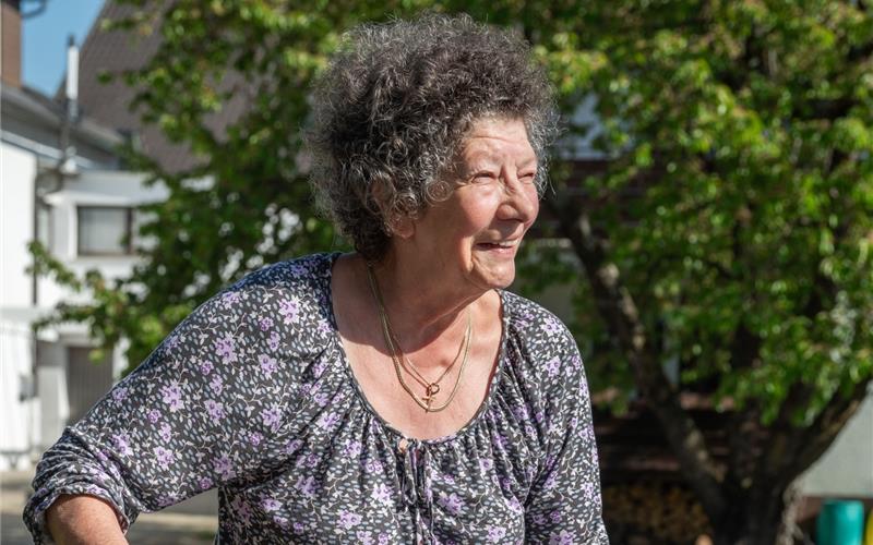 Helene Rebmann aus Tailfingen wird im September 80 Jahre alt. Wenn sie die Zeitung zu den Kunden bringt, ist sie mit dem Rollator unterwegs. GB-Foto: Vecsey
