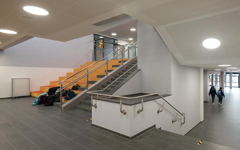 Gebäude ist saniert und erweitert Hell ist es im Treppenhaus der Gemeinschaftsschule