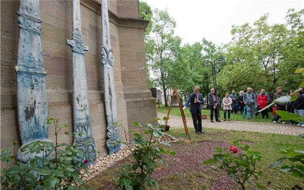 Hellmut Ehraths Kunstwerk „Ratgebs Schatten“ kommt zurück an jenen Platz, wo dieses 1993 bei der großen Ausstellung anlässlich der 700-Jahr-Feier der Stiftskirche erstmals zu sehen war. Am Mikrofon: Pfarrer Albrecht Heim.GB-Foto: Vecsey