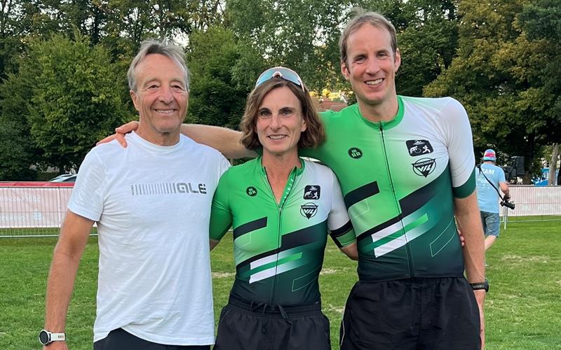 Helmut Bagg (links), Bettina Böhm und Christian Burkhardt nach dem Sprinttriathlon. GB-Foto: gb