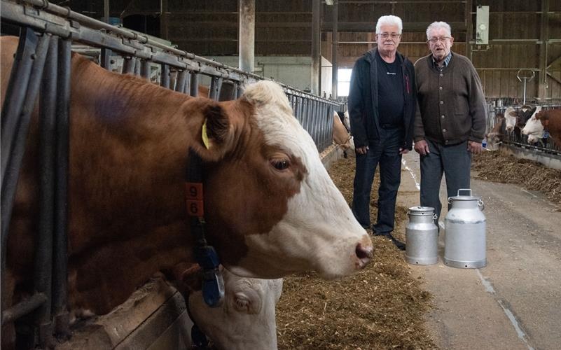 Helmut Binder (links), Sohn des früheren „Molkers“ und Erwin Herrmann, ehemaliger Landwirt, wissen viel über die Zeit der Hausemer „Molke“ zu berichten. GB-Fotos: Vecsey/gb