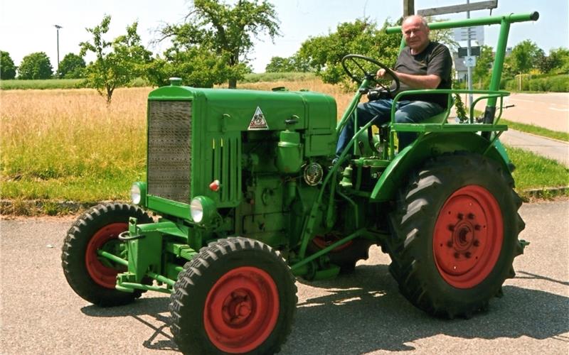 Helmut Eipperle auf seinem altem Dieselross.GB-Foto: Jung