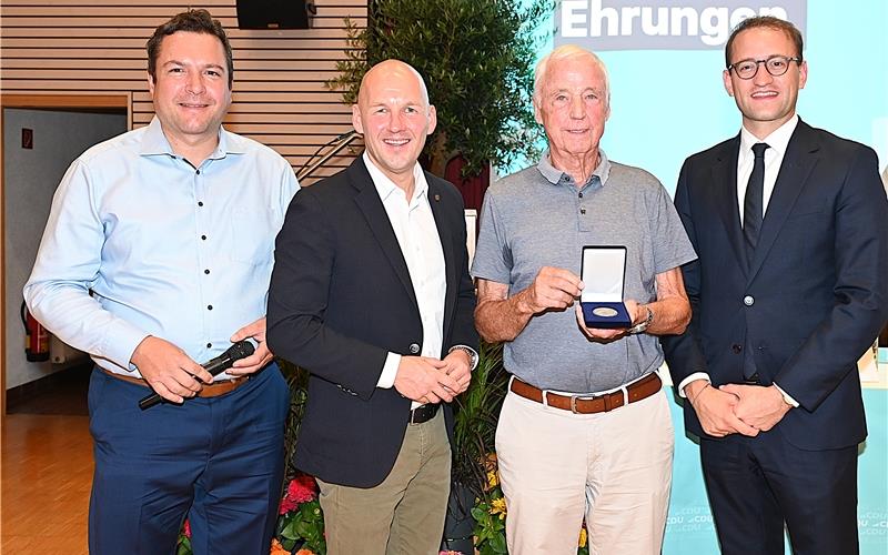 Helmut Noë (Zweiter von rechts) wurde mit der Ehrenmedaille ausgezeichnet, flankiert von (von links) Thomas Riesch, Marc Biadacz und Dr. Matthias Miller. GB-Foto: Reichert