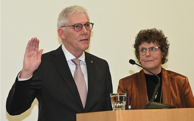 Helmut Riegger legt bei der Verpflichtung durch die Karlsruher Regierungspräsidentin Sylvia Felder auf seine dritte Amtszeit als Landrat den Amtseid ab. GB-Foto: Reichert