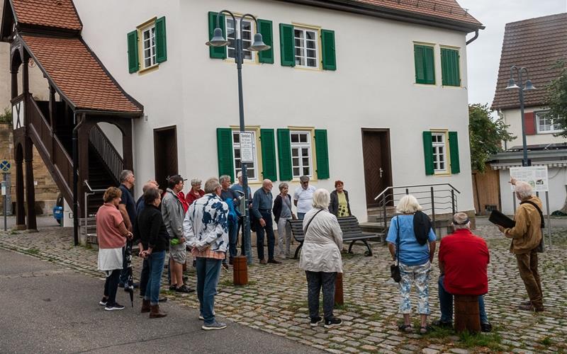 Henning Rasche (rechts) führte durch den Ortsrundgang. GB-Foto: Schmidt